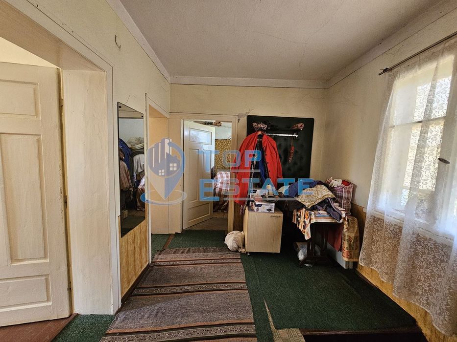 Двуетажна тухлена къща с гараж и голям двор в село Добромирка