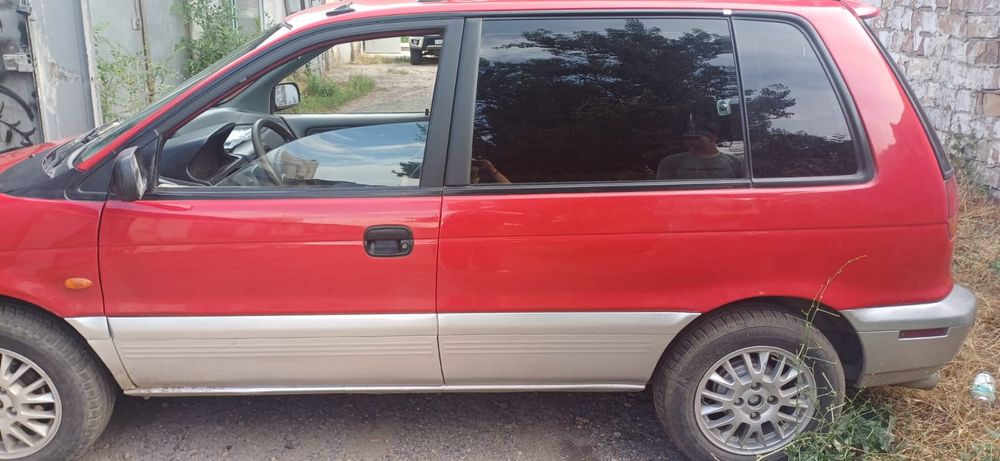 Машина Mitsubishi Space runner