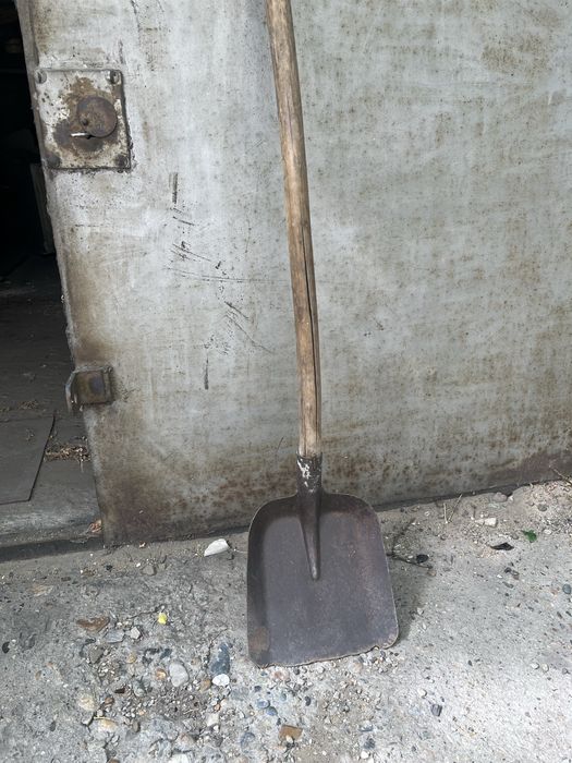 Продам садовый инвентарь. Лопаты, вилы.