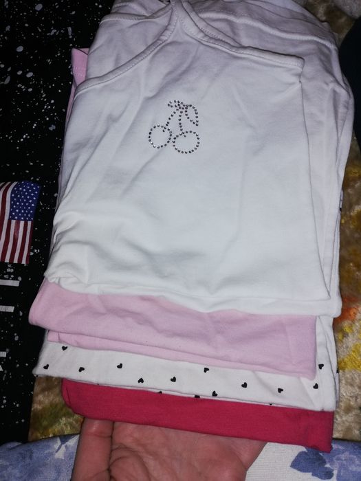 Голям лот за момиче, пижама, потничета, блуза и подарък пантофки