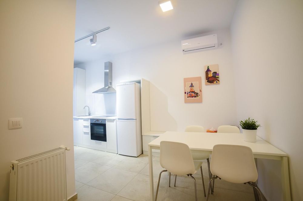 Inchiriere Apartament zona Coresi 4