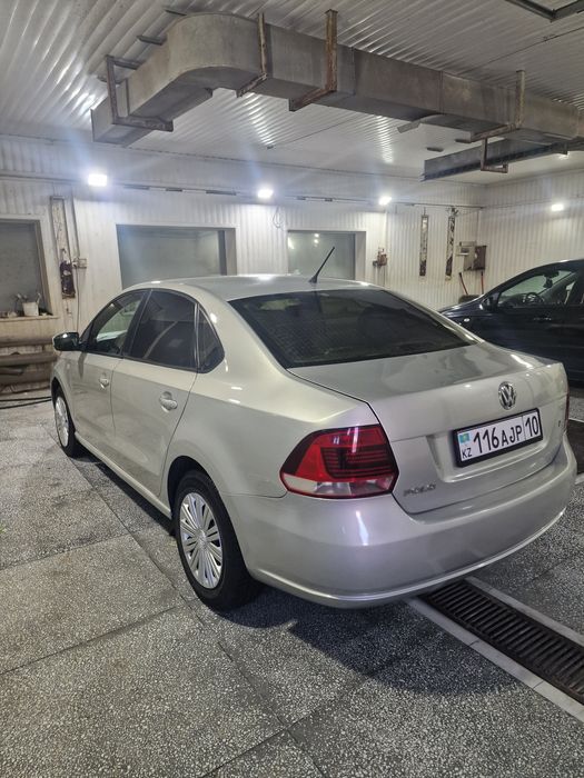 Volkswagen      polo