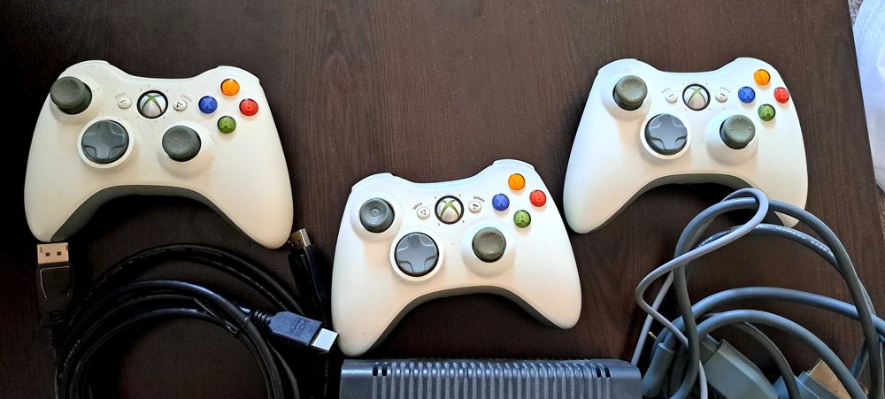 Xbox 360 FAT със захранване и 3 контролера