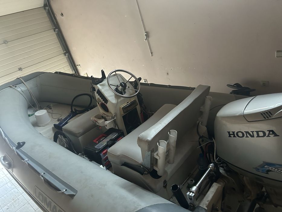 Продавам лодка риб LOMAC с двигател хонда