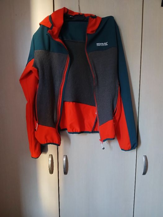 Страхотна ветровка много рядък модел много малко носена м размер