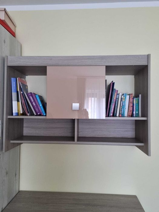 Birou cu etajera suspendata