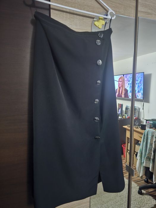 Fusta dreapta cu nasturi pe picior