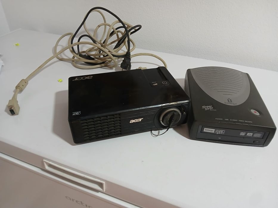 Videoproiector ACER si panza de prezentare