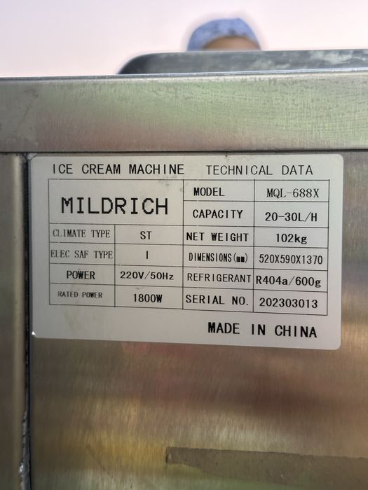 Muzqaymoq aparati sotiladi. Reklama banneri bilan.