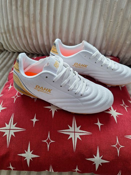 Футболни обувки номер 37