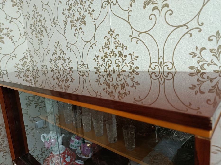 Импортный Сервант, красное дерево