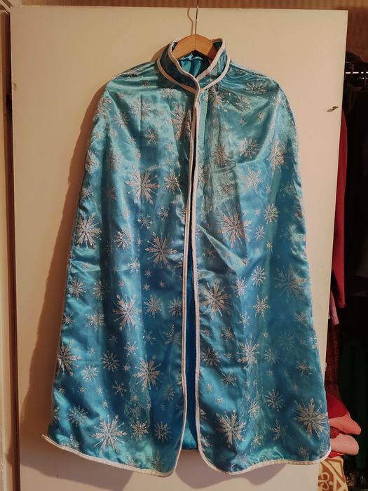 Рокля с шлейф и блестящо наметало от "Замръзналото кралство"