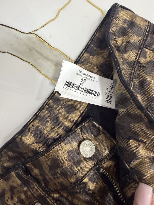 Blugi trendyol noi eticheta