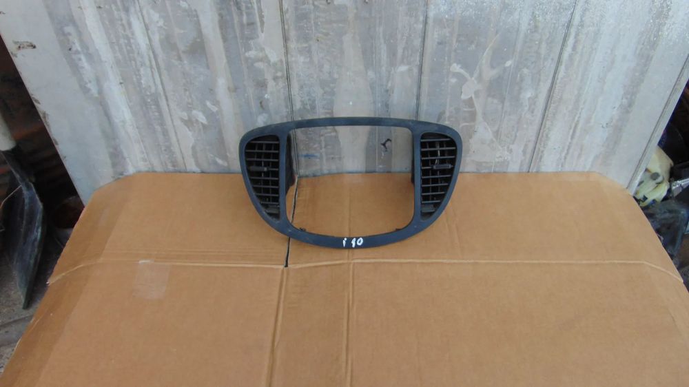 Grila ventilatie stanga/dreapta  bord Hyundai i 10 an 2010