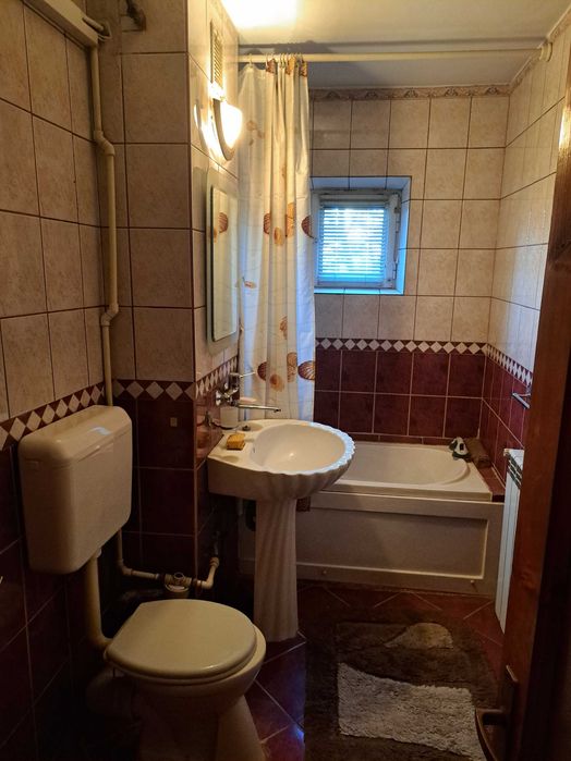 Apt.2 cam. la vilă,etaj 1,supr. 63 mp,an constr 1988,boxă subsol 16 mp ...