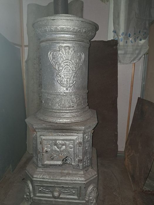 Vând sobă fontă, stare bună de funcționare.