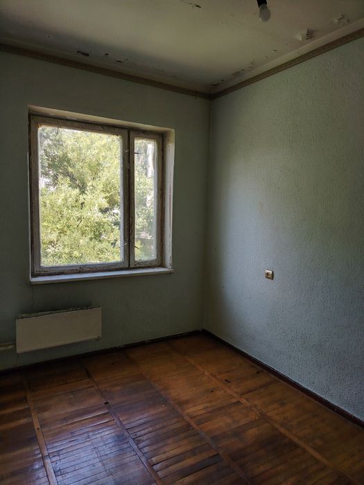 На Мирзо Улугбеком районе. 3 комнатная квартира. Без ремонта.