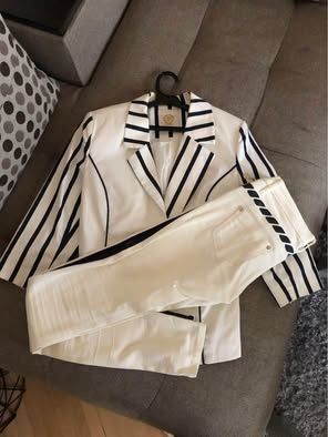 Дамски костюм бяло със синьо