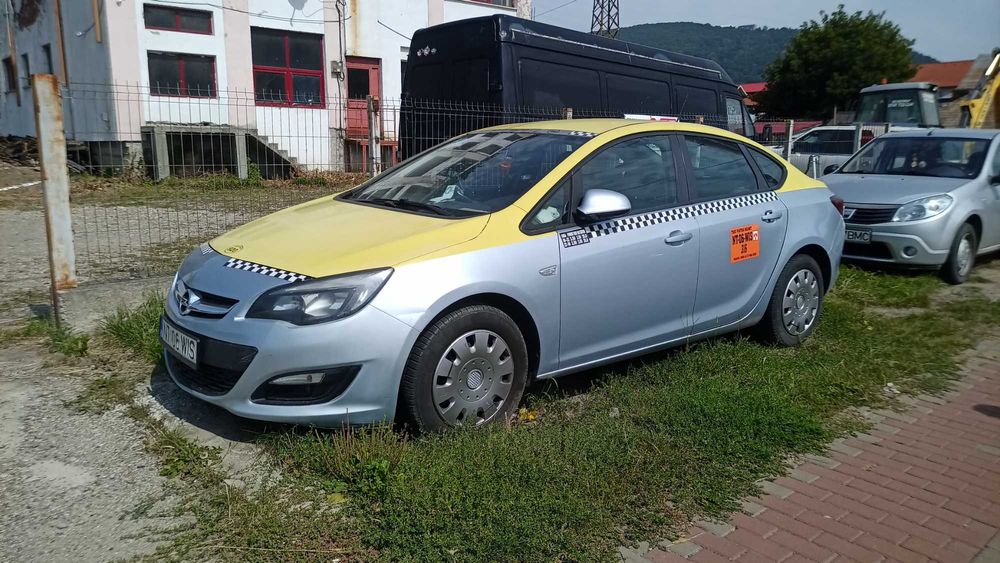 Vând Opel Astra Notchback