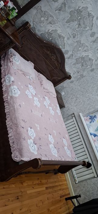 Спальный гарнитур сотилади.