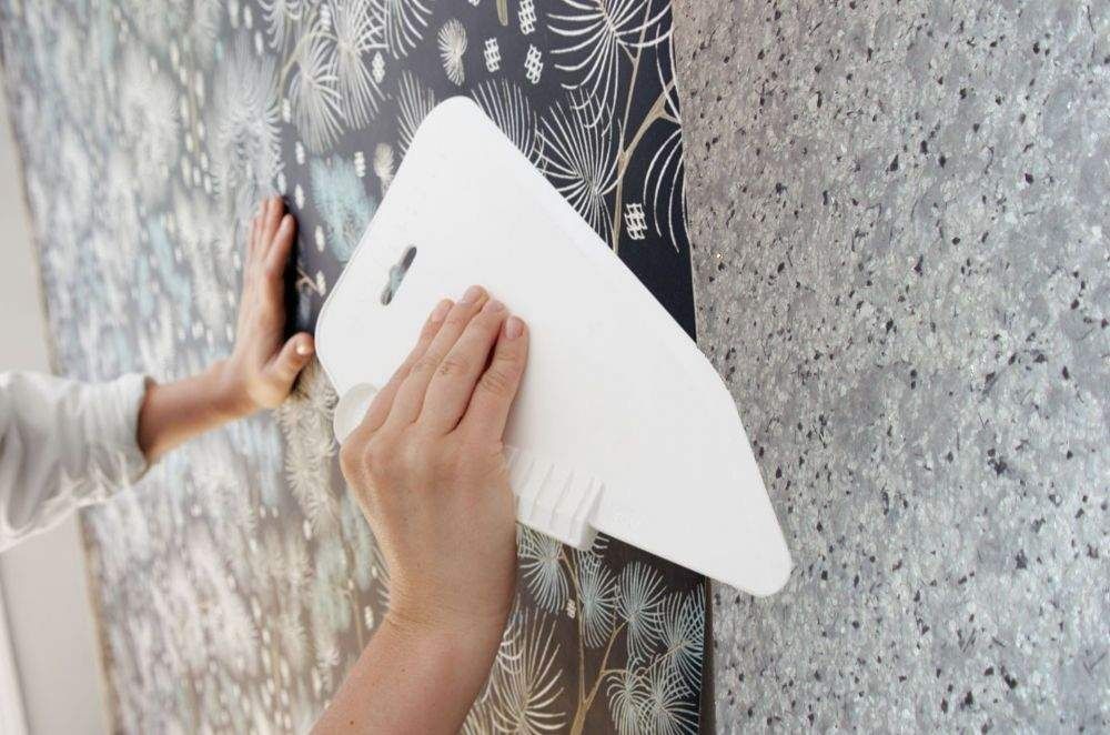 Поклейка обоев покраска