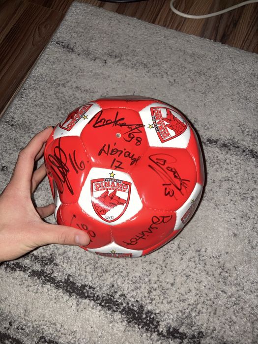 minge semnata de toti jucatorii de la dinamo din anul 2019
