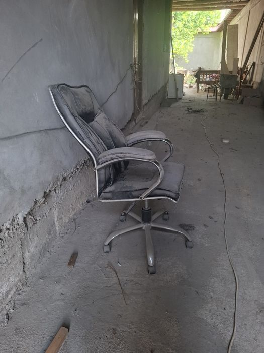 Kreslo sotiladi xolati rasmdaqa xech qaeri sinmagan