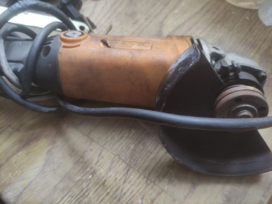 Болгарка рабочая.