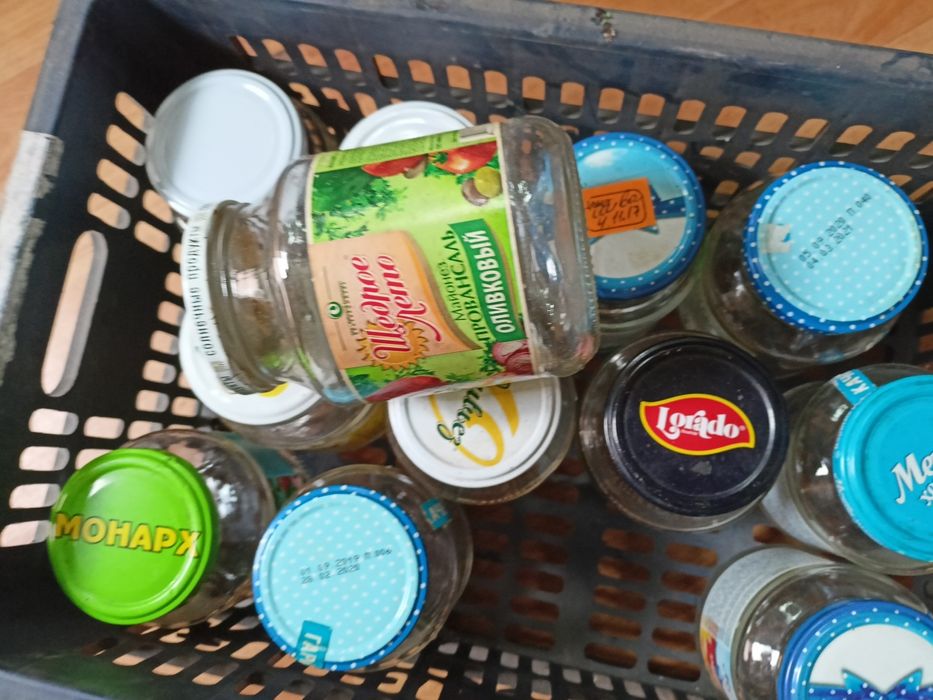 Металлическая этажерка  и банки