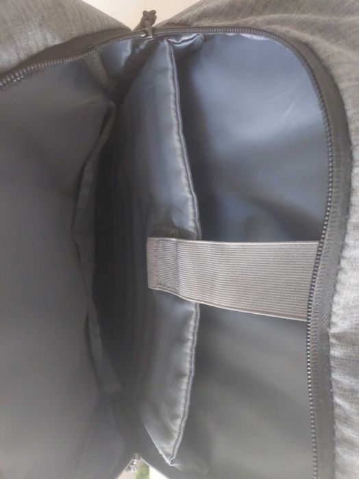 Rucsac gri pentru laptop, minimalist – mic defect la fermoar