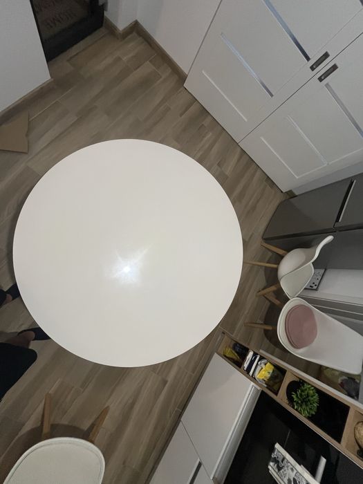 Masa rotunda alba.