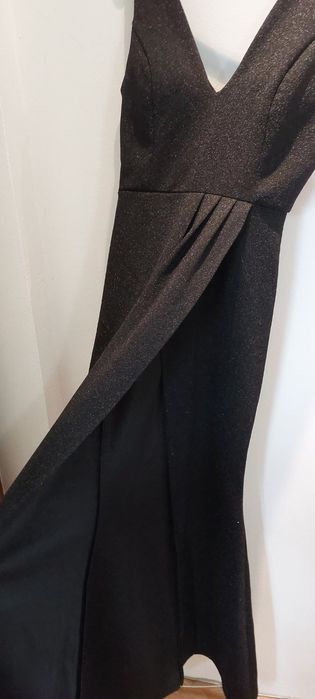 Нова черна официална рокля с бляскави частици и цепка