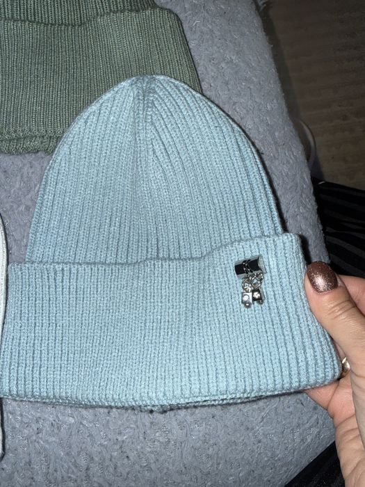 Продам шапки новые