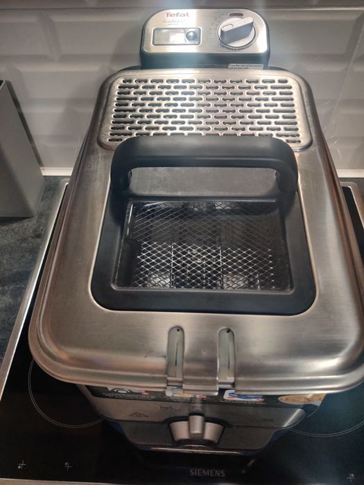 Фритюрник Tefal с филтър и контейнер.