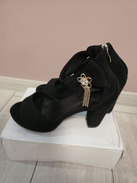 Елегантни дамски високи обувки с катарама ,Велурени