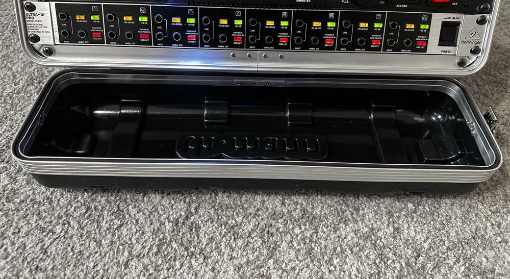 Behringer DI800(direct box activ) 8 canale + case 2U Thomann
