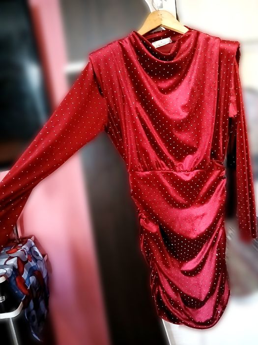 Vând rochie rosie de catifea pentru eveniment