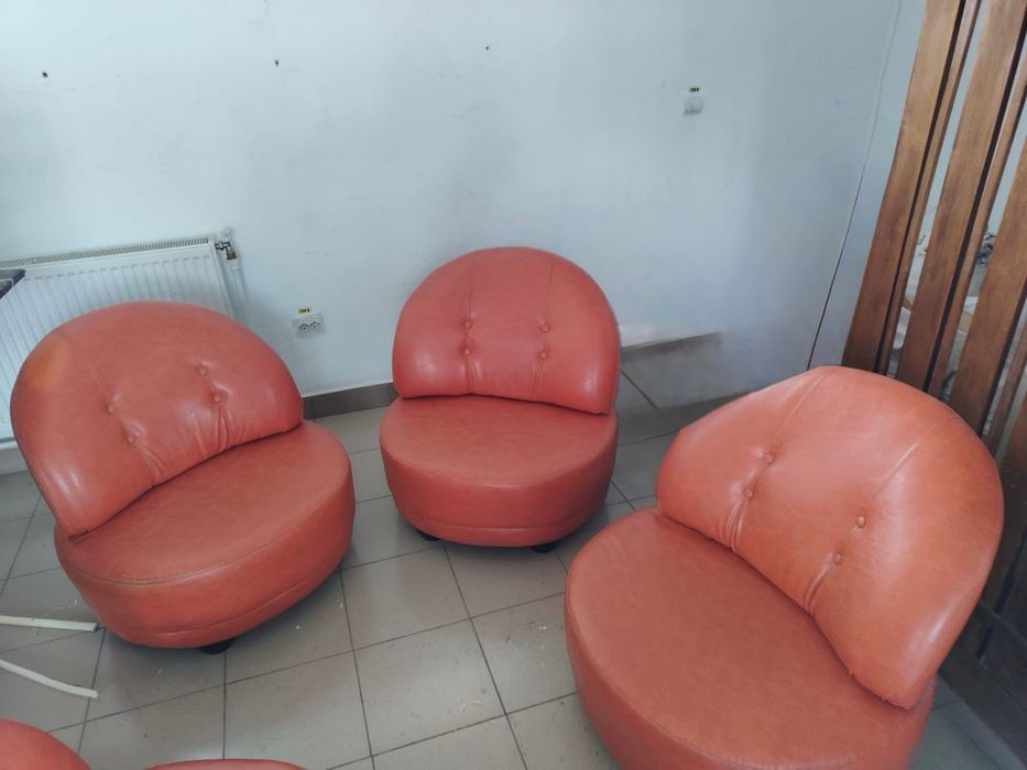 Set canapea și doua fotolii.