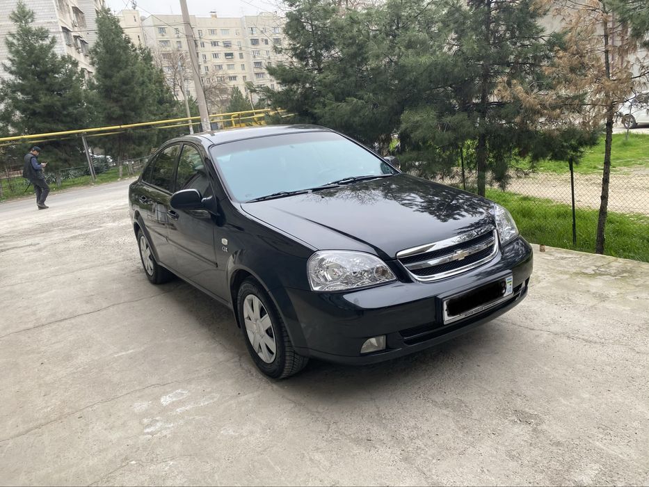 Lacetti 1.8 sotiladi