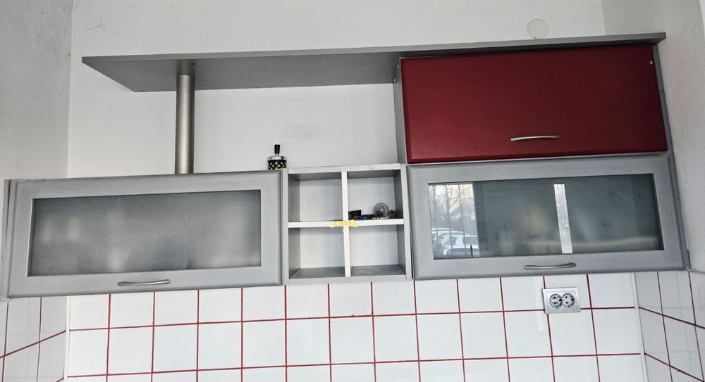 Продавам кухня в червено и сиво