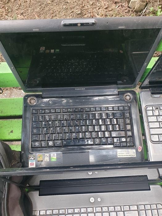 Лот лаптопи за ремонт и части.