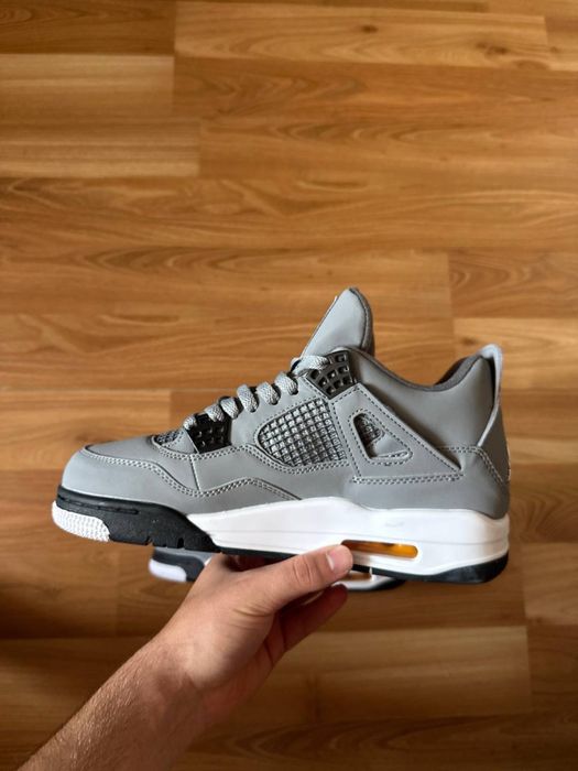 Sneakers Jordan4 cu eticheta (nu Nike, Gucci, Adidas, Balenciaga)