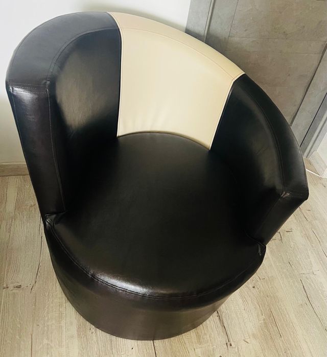 Vand 2 fotolii piele alb-negru