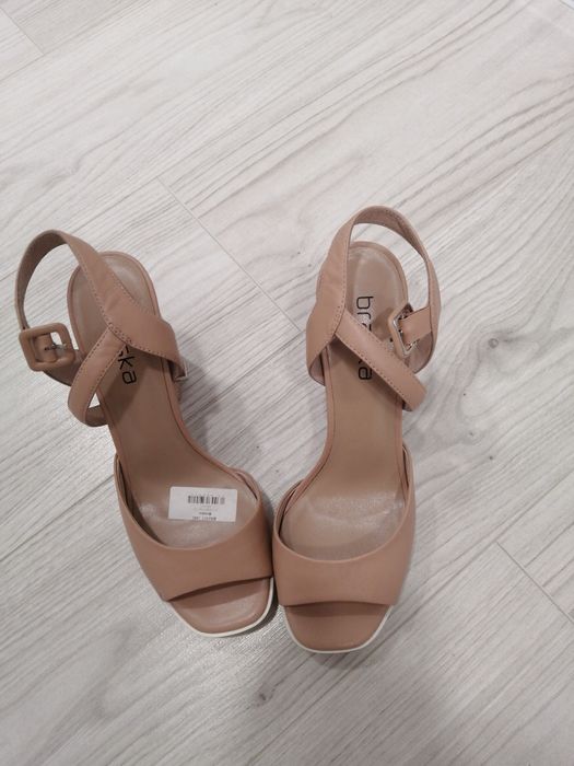 Босоножки бежевые