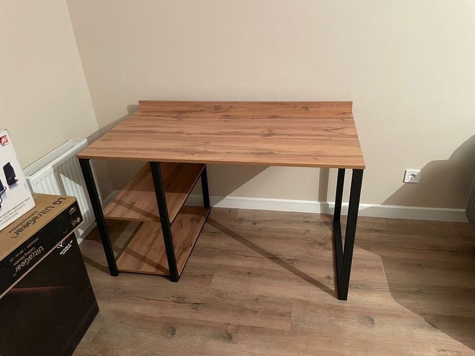 Компьютерный большой стол с полками