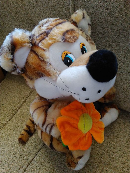Плюшено тигърче с цвете