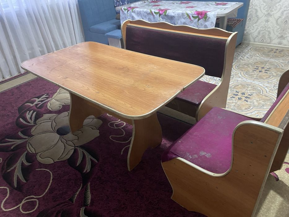 Стол со стульями