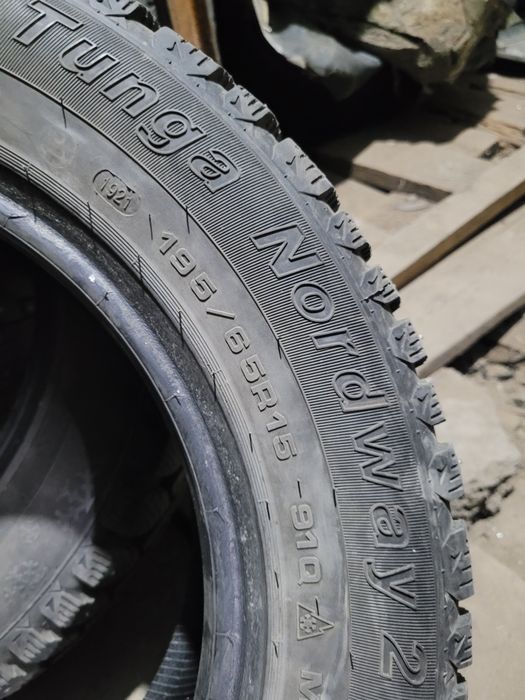 Три шипованных баллона R15