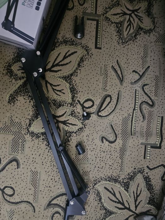 Микрофонная стойка черная