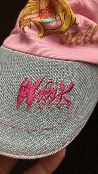 Шапки, чанта, Фигурки, блузка, пижамка, плакат и стикери на клуб Уинкс